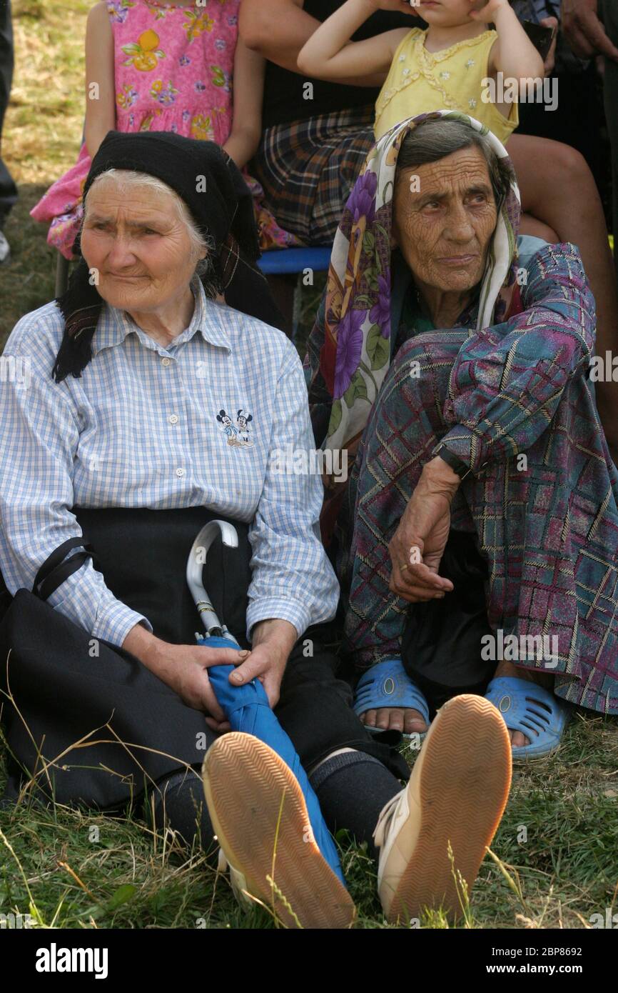 Donne anziane che frequentano un festival locale nella contea di Sibiu, in Romania Foto Stock