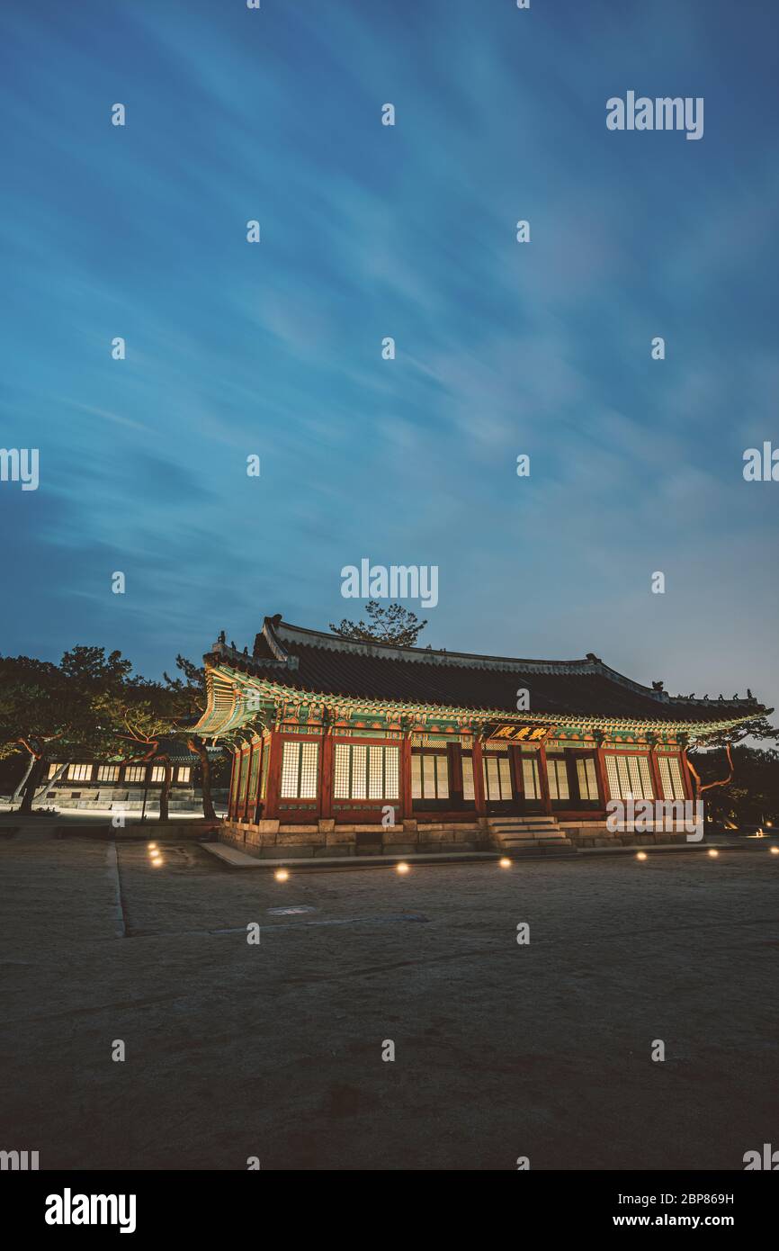 Seoul, Corea del Sud - 17 maggio 2020: Changgyeonggung è uno dei pochi palazzi coreani che offrono orari notturni regolari. Si illuminò meravigliosamente di notte, Th Foto Stock