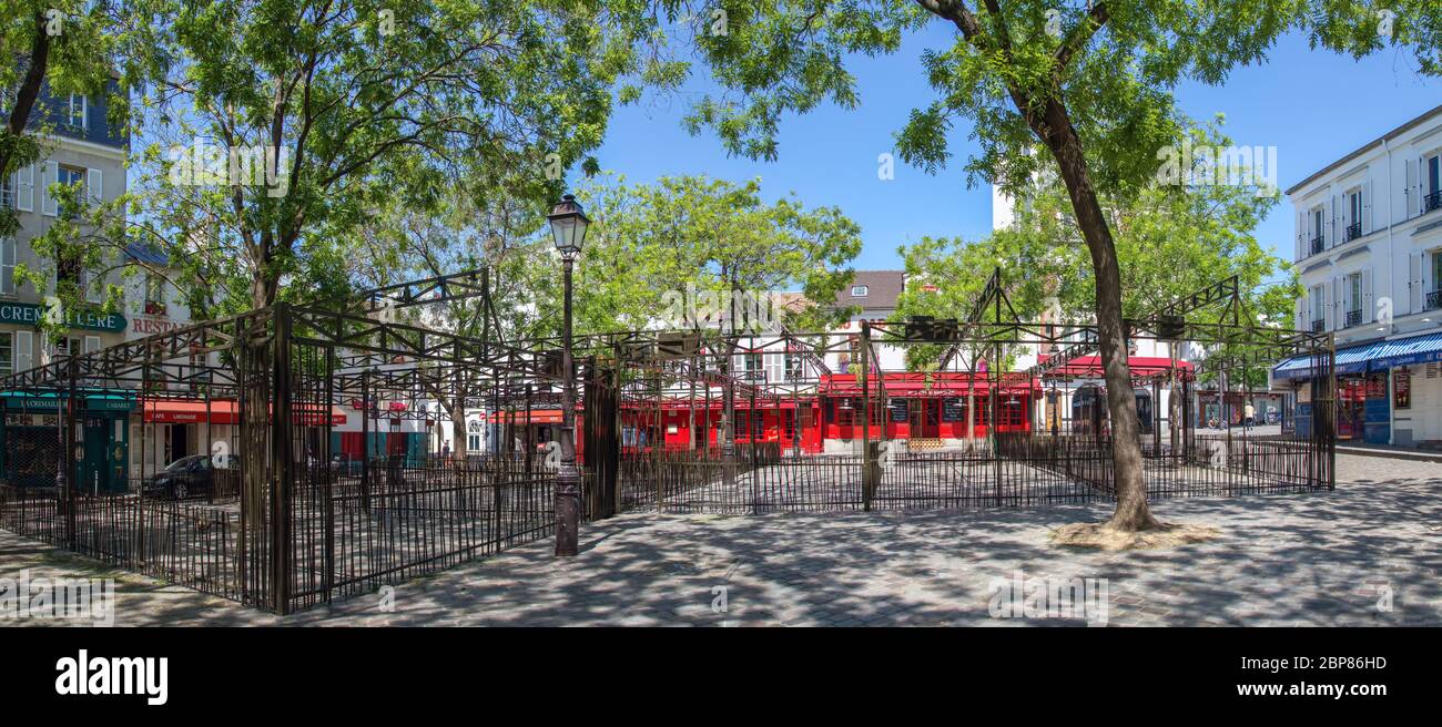 Empty Place du Tertre sulla collina di Montmartre durante l'epidemia di coronavirus a Parigi Foto Stock