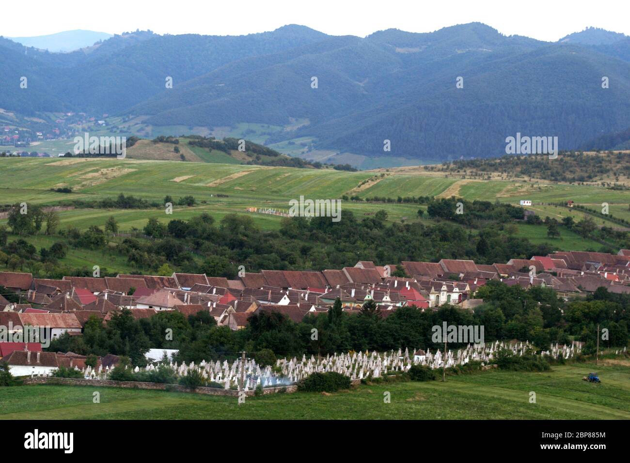 Contea di Sibiu, Transilvania, Romania. Paesaggio con case e cimitero del vecchio villaggio di Orlat. Foto Stock