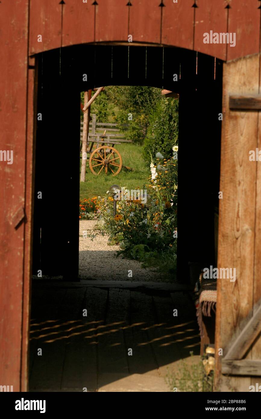 Passaggio al cortile di una casa tradizionale nella contea di Sibiu, in Transilvania, Romania Foto Stock