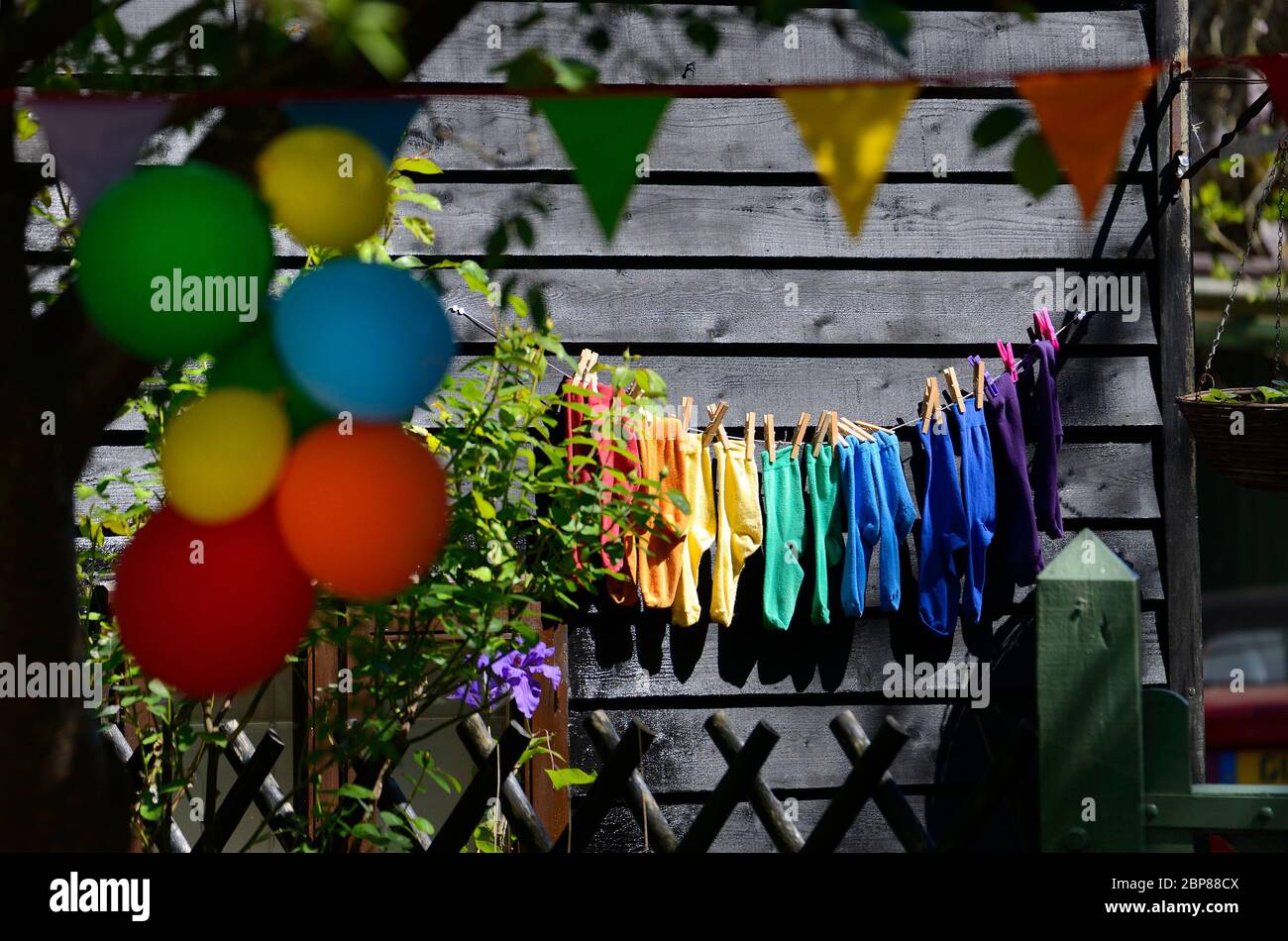 Loose Village, Kent, Regno Unito. 18 maggio 2020. Un arcobaleno di calze appesi su una linea di lavaggio fa un cambiamento dai disegni nelle finestre come un ringraziamento a NHS e lavoratori essenziali Credit: Phil Robinson/Alamy Live News Foto Stock