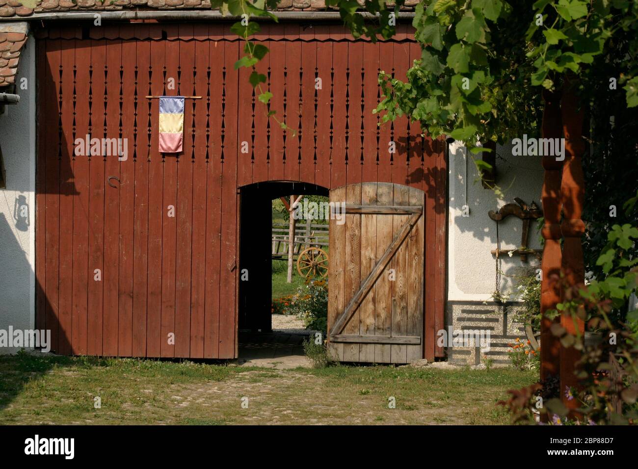 Facciata in legno intagliato in un cortile tradizionale nella contea di Sibiu, Romania. Foto Stock