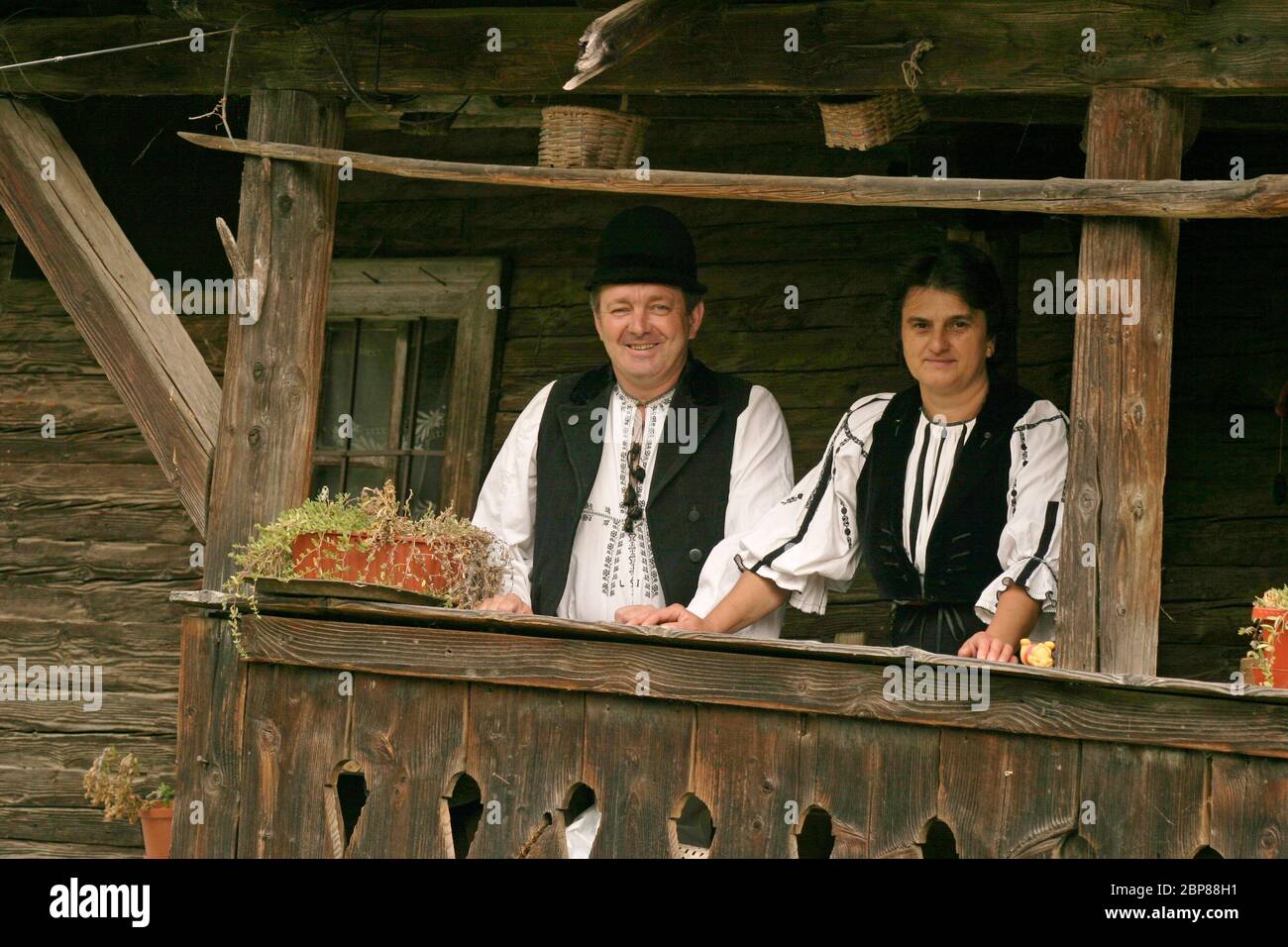 Coppia vestita con costumi tradizionali rumeni della zona di Sibiu (Transilvania, Romania). Foto Stock