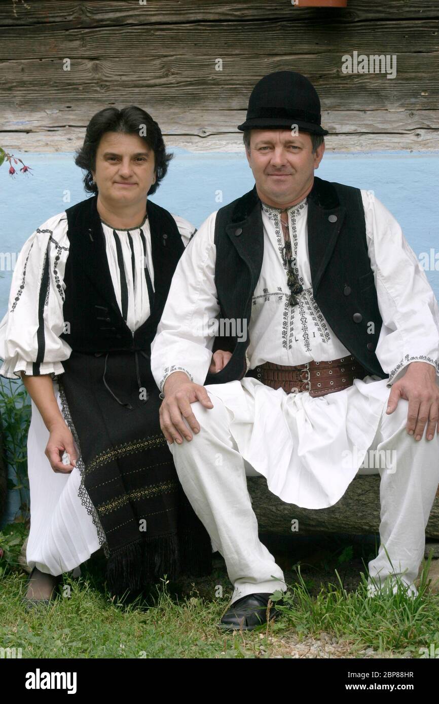 Coppia vestita con costumi tradizionali rumeni della zona di Sibiu  (Transilvania, Romania Foto stock - Alamy