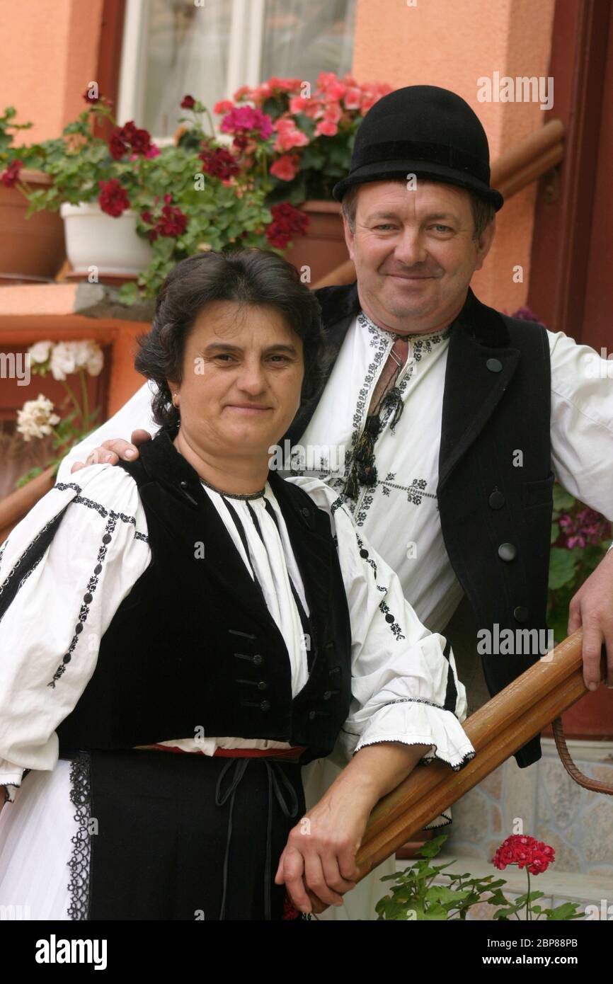 Coppia vestita con costumi tradizionali rumeni della zona di Sibiu (Transilvania, Romania). Foto Stock