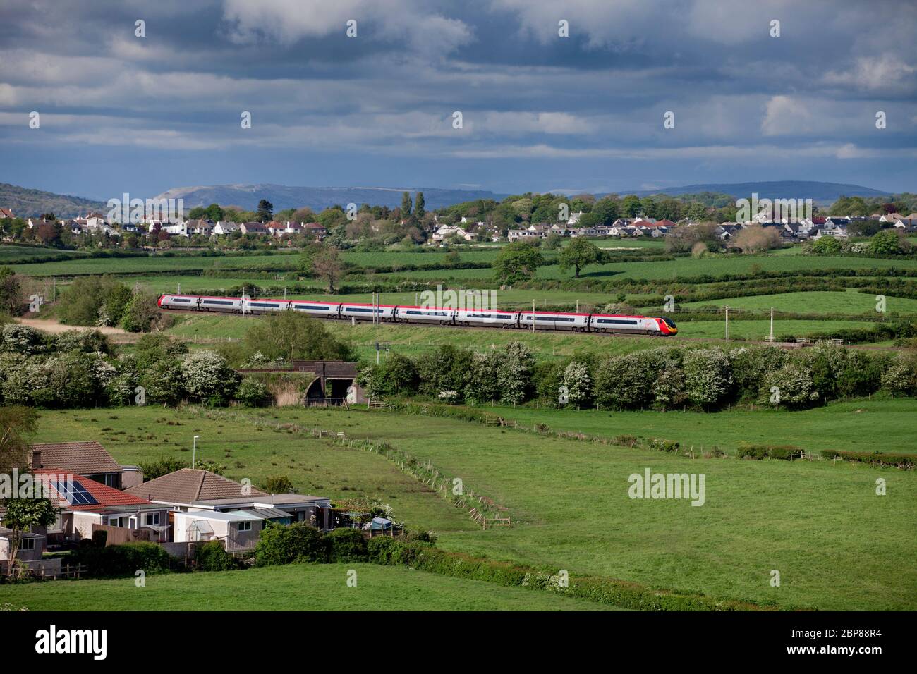 Treni Virgin Alstom Pendolino treno elettrico inclinabile nel paesaggio rurale sulla linea principale della costa occidentale Foto Stock