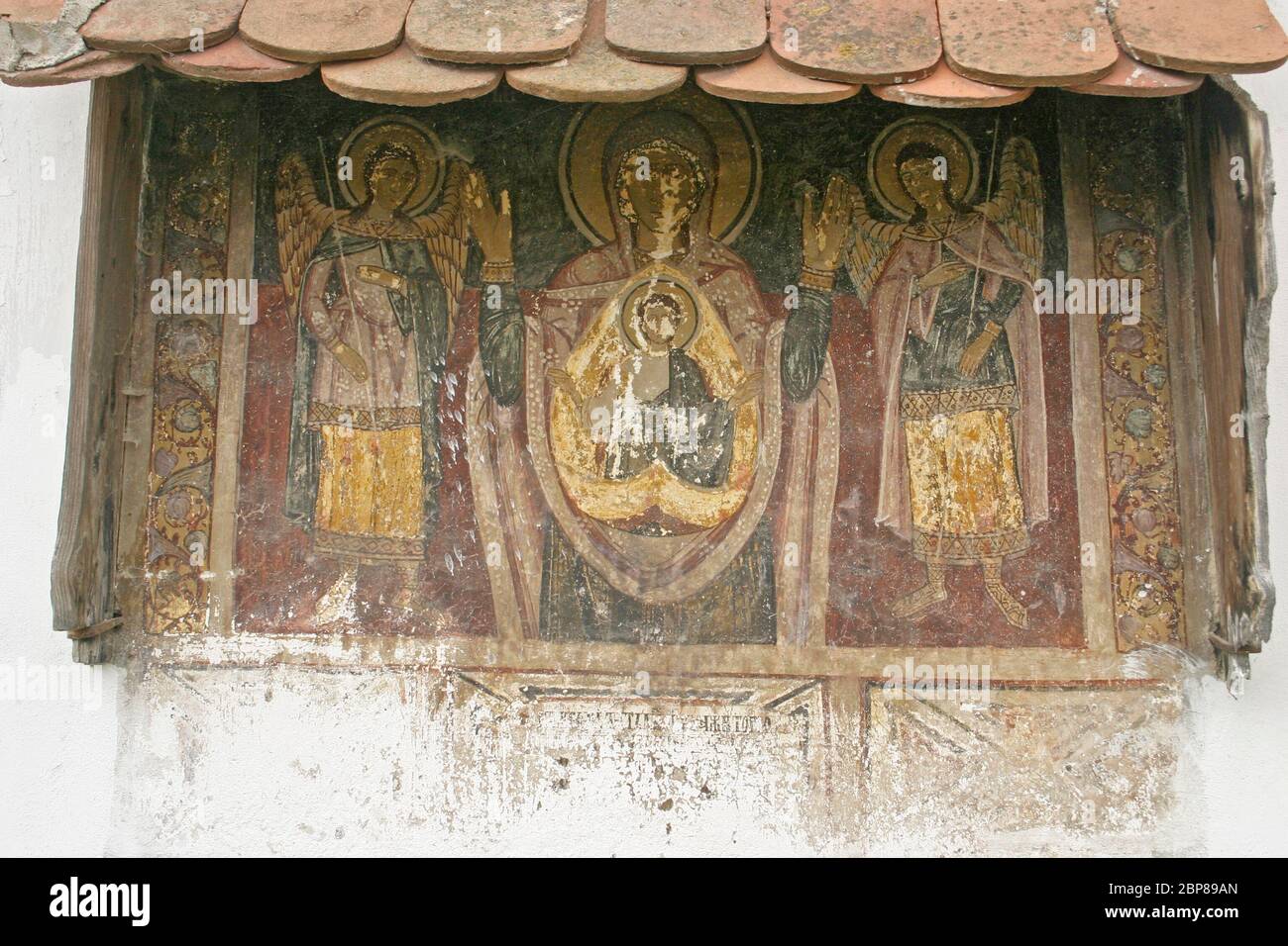 Sibiel, Romania. Antico murale della fede cristiana orientale-ortodossa che rappresenta Santa Maria che tiene il bambino Gesù custodito dagli angeli Foto Stock