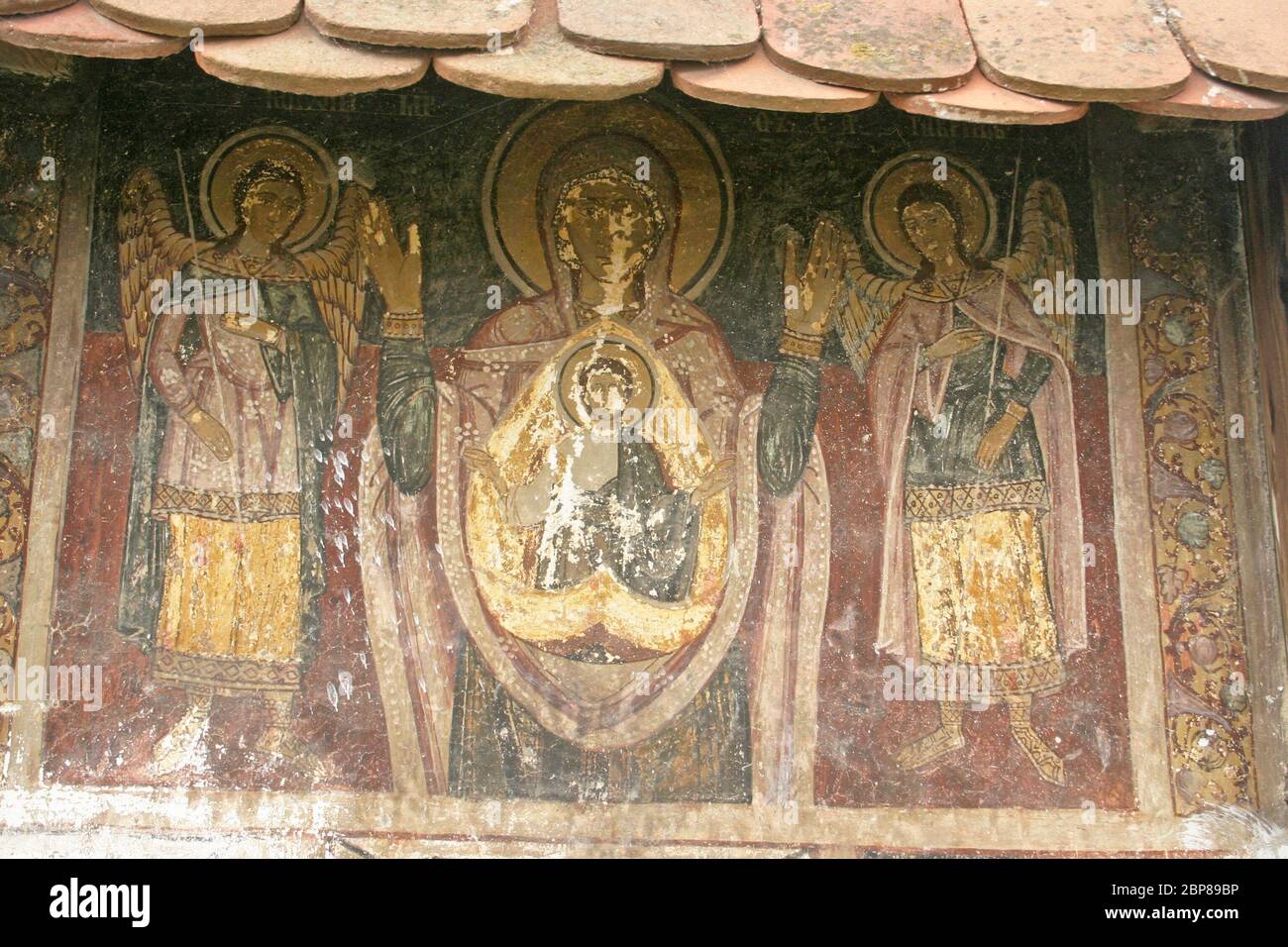 Sibiel, Romania. Antico murale della fede cristiana orientale-ortodossa che rappresenta Santa Maria che tiene il bambino Gesù custodito dagli angeli Foto Stock