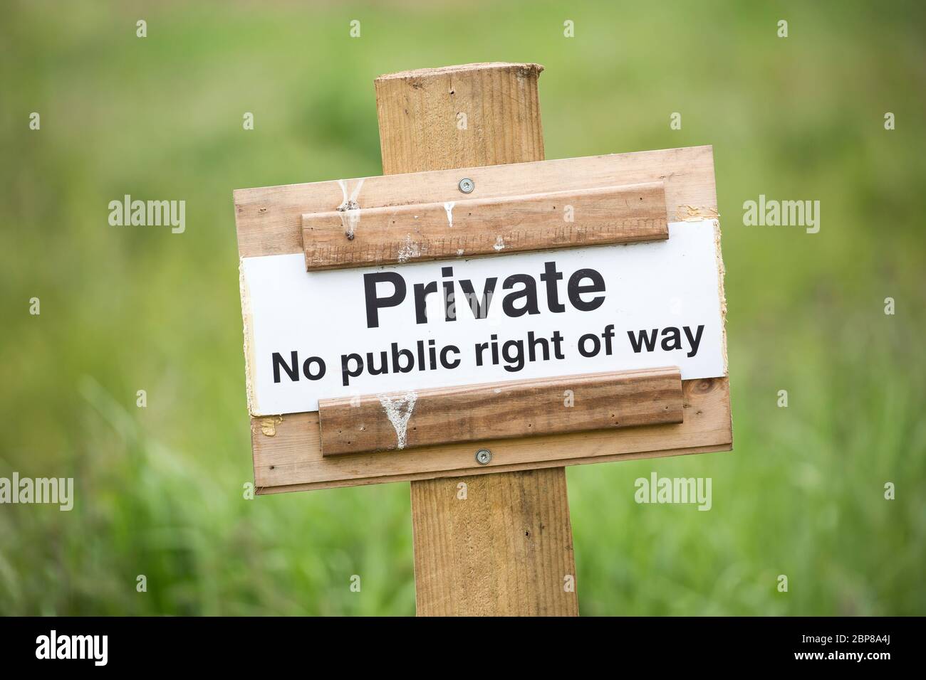 Privato, nessun segnale di diritto pubblico. Segnaletica isolata nella campagna del Regno Unito su terreni privati. Foto Stock