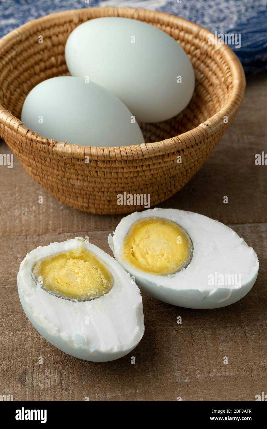 Uova d'anatra asiatiche salate intere e tagliate a metà Foto Stock