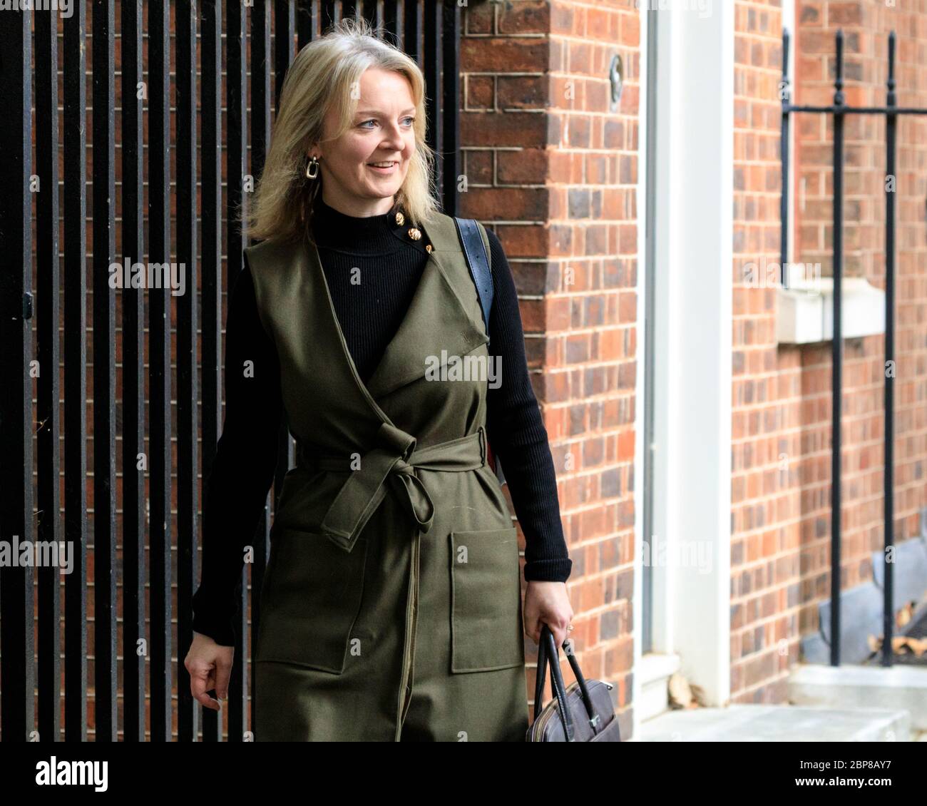 Liz Truss, deputato del Segretario di Stato per il Commercio Internazionale, membro del Parlamento del South West Norfolk, Smiling, Downing Street, Londra Foto Stock