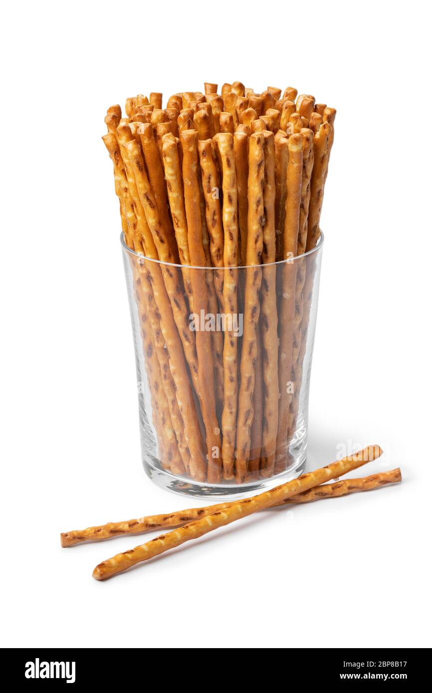 Vetro con bastoncini di pretzel salati croccanti isolati su sfondo bianco Foto Stock