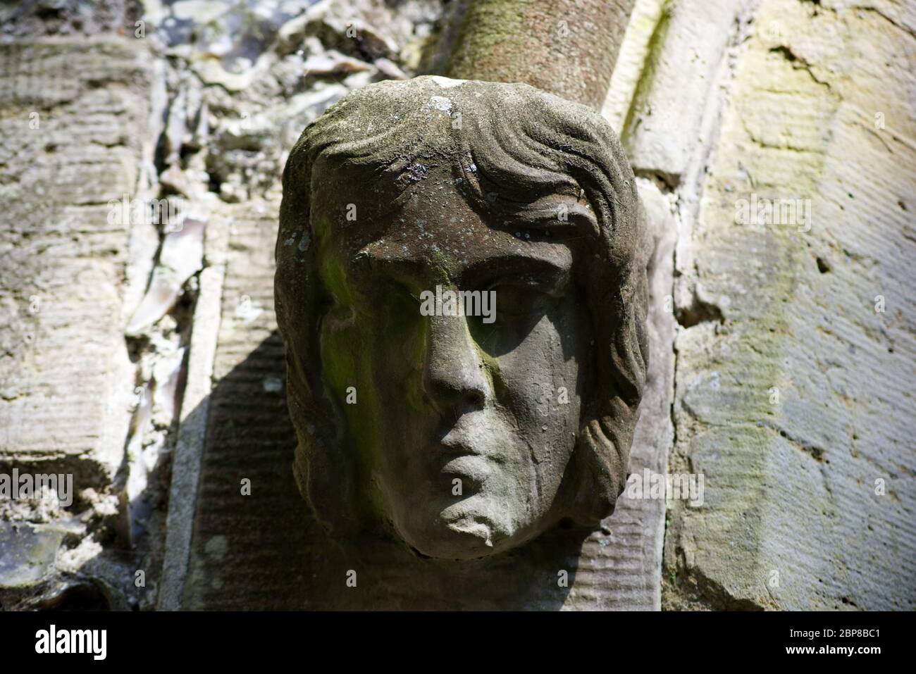 faccia di pietra o gargoyle sulla chiesa Foto Stock