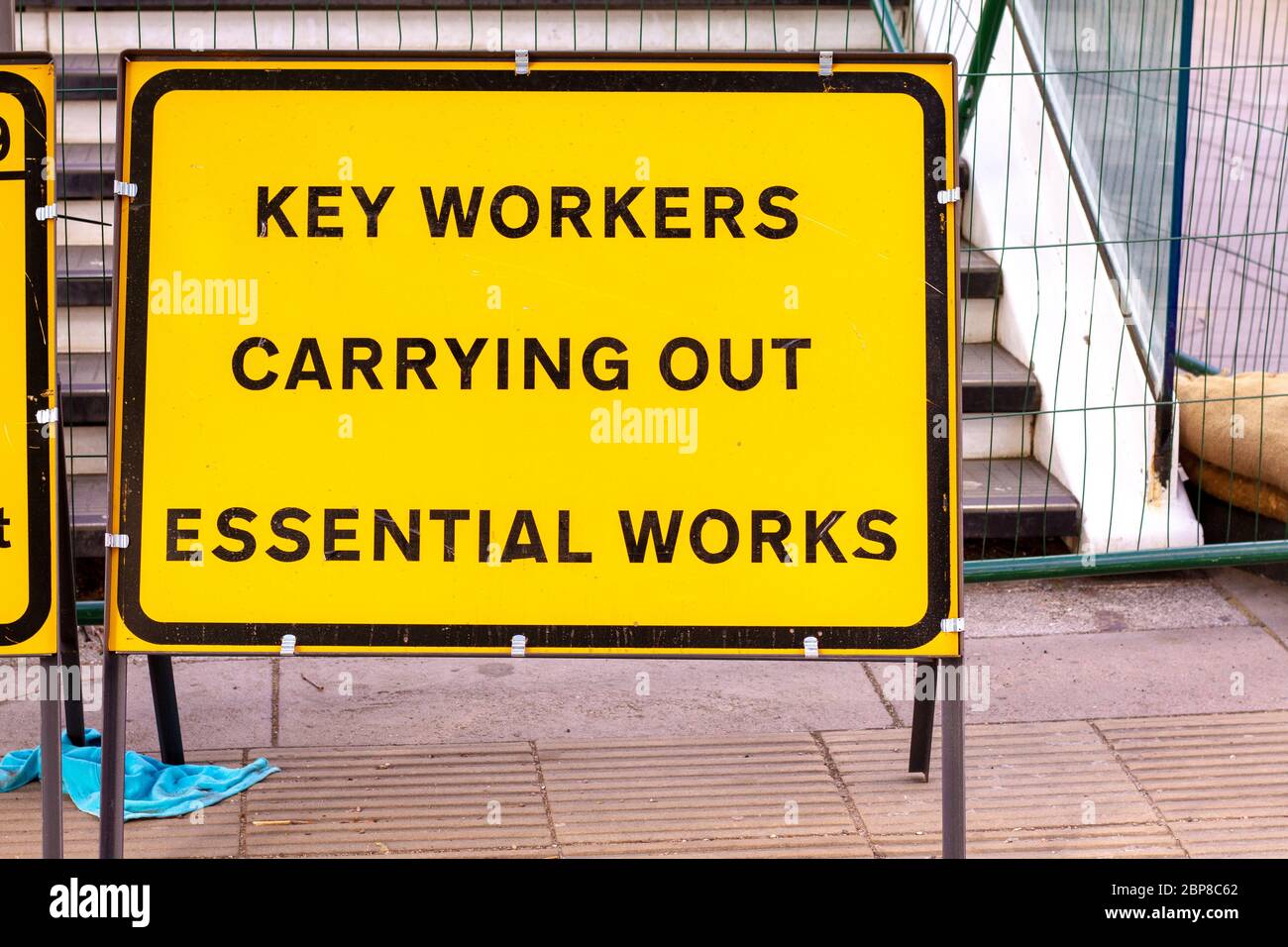 Londra, Regno Unito - 14 maggio 2020: Un segnale stradale avvisa le persone dei lavoratori chiave che svolgono lavori essenziali Foto Stock