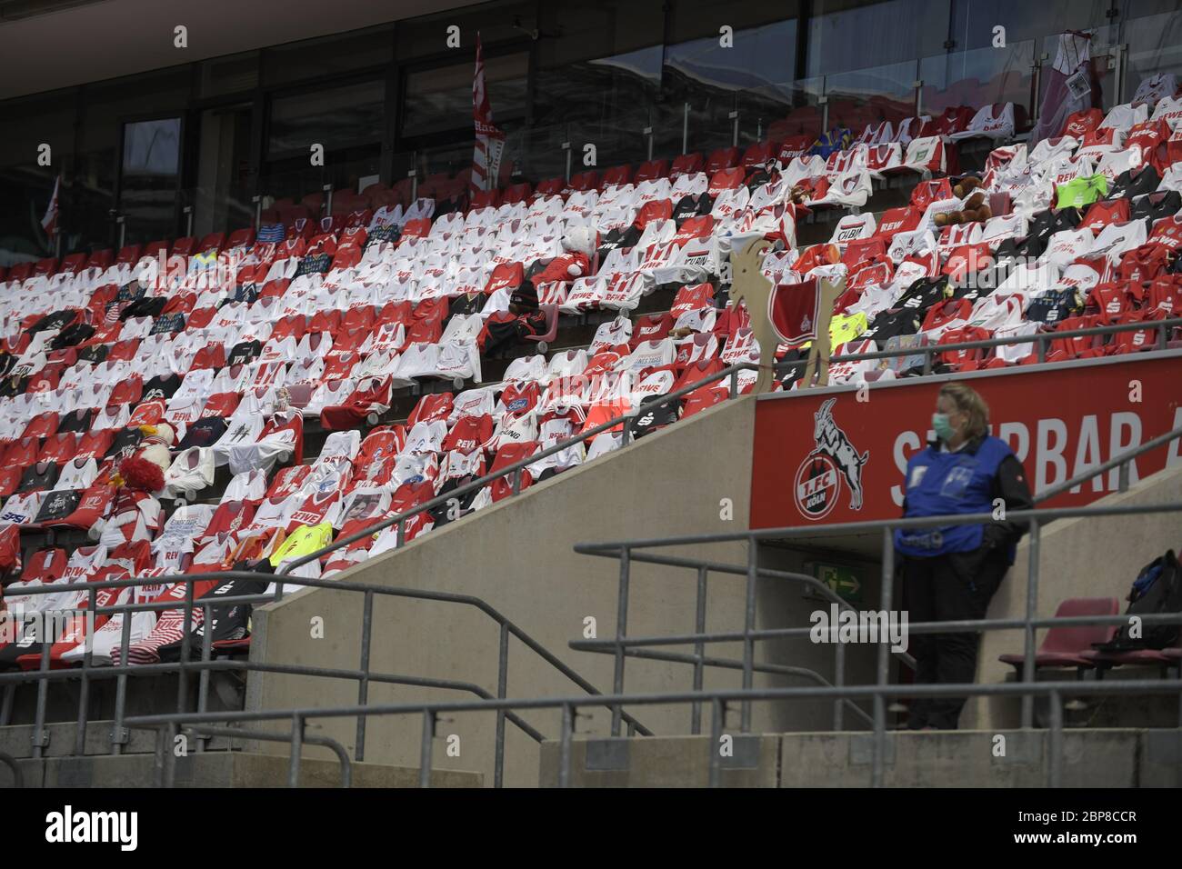 Maglie di giocatori e utensili di fan sui sedili nello stadio, un manichino di billy Goat Hennes pende su una ringhiera. Calcio 1.Bundesliga, 26.matchday, FC Colonia (K) - FSV FSV FSV Mainz 05 2: 2, il 17 maggio 2020 a Koeln/Germania. Foto: Anke Waelischmiller/SVEN SIMON/Pool solo per scopi giornalistici! Solo per uso editoriale! Secondo i requisiti della DFL Deutsche Fuvuball Liga, è vietato utilizzare o fare scattare foto nello stadio e/o scattare foto dal gioco sotto forma di sequenze di immagini e/o serie di foto di tipo video. Le norme DFL vietano l'uso di foto Foto Stock