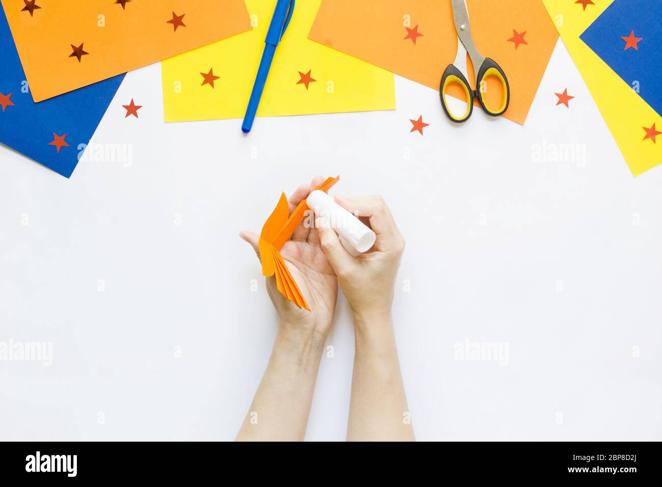 Come fare carta giocattolo pesce con i bambini a casa. Fase 6. Ruotare la figura, la coda da sé e applicare la colla su un lato Foto Stock