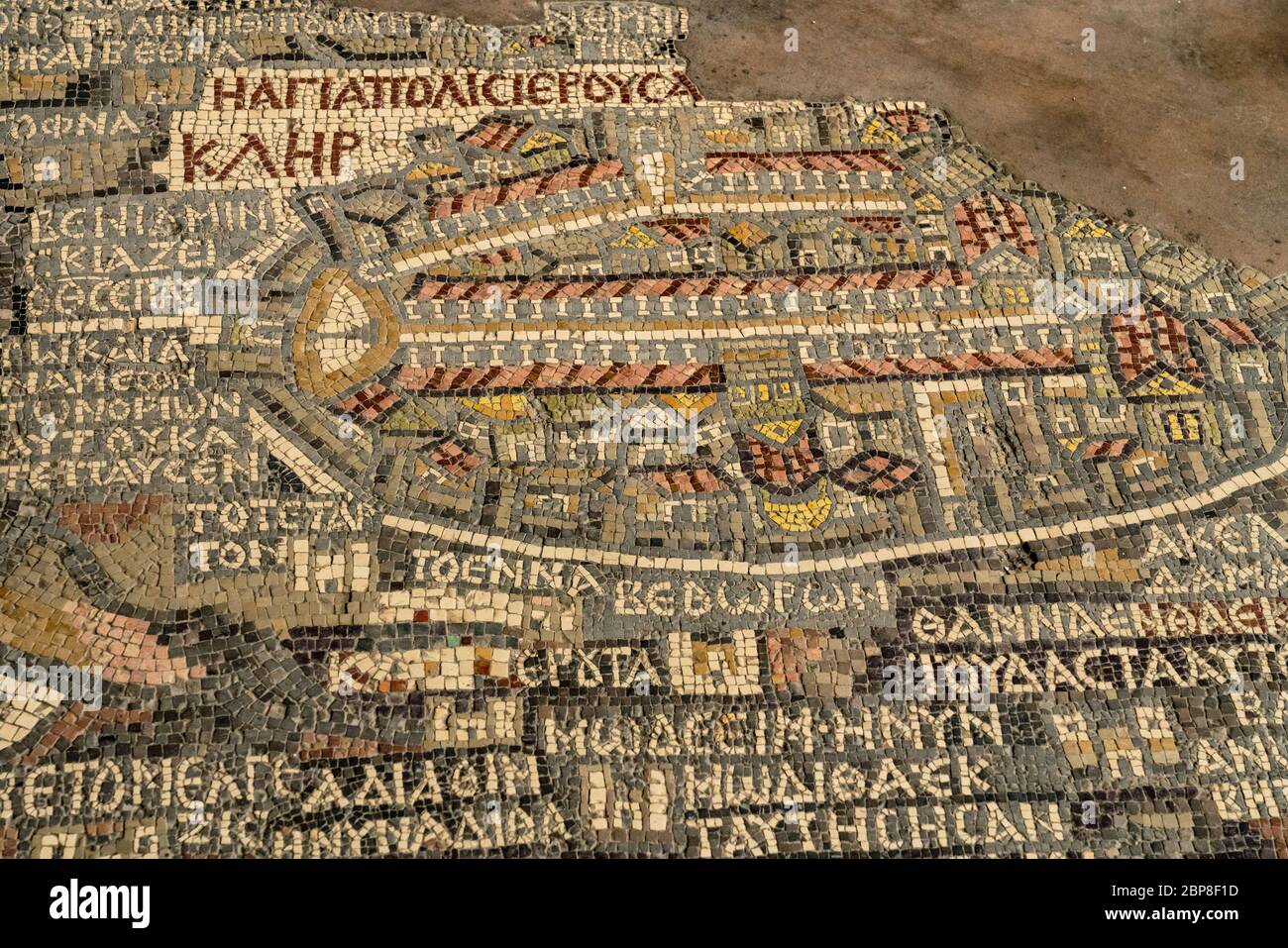 Giordania, Madaba, la famosa mappa a mosaico della Palestina, chiamata la  mappa di Madaba, sul pavimento della Chiesa di San Giorgio. Originariamente  era il pavimento di una chiesa bizantina, fu costruita nel