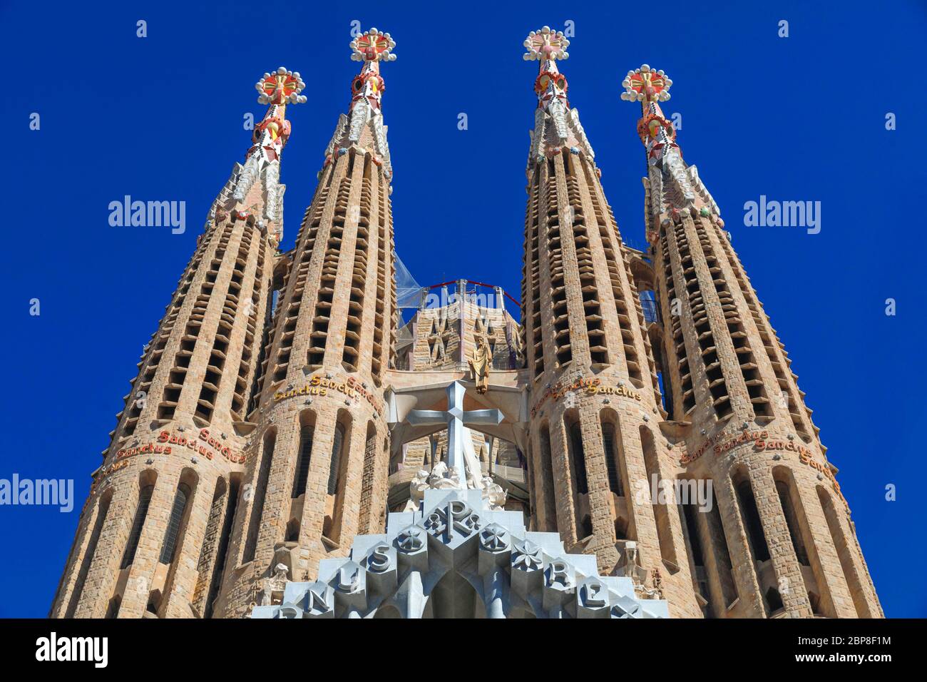 Barcellona, Spagna - 02. 27. 2020 Sagrada Familia, la chiesa cristiana progettata dal famoso artista catalano di Gaudi, architetto, in costruzione - torri Foto Stock