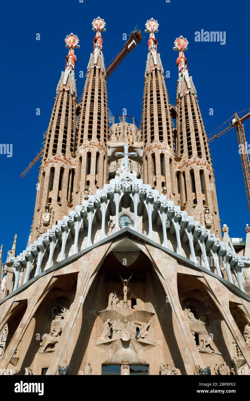 Barcellona, Spagna - 02. 27. 2020 Sagrada Familia, la chiesa cristiana progettata da Gaudi in costruzione - 4 torri dettaglio con gru Foto Stock