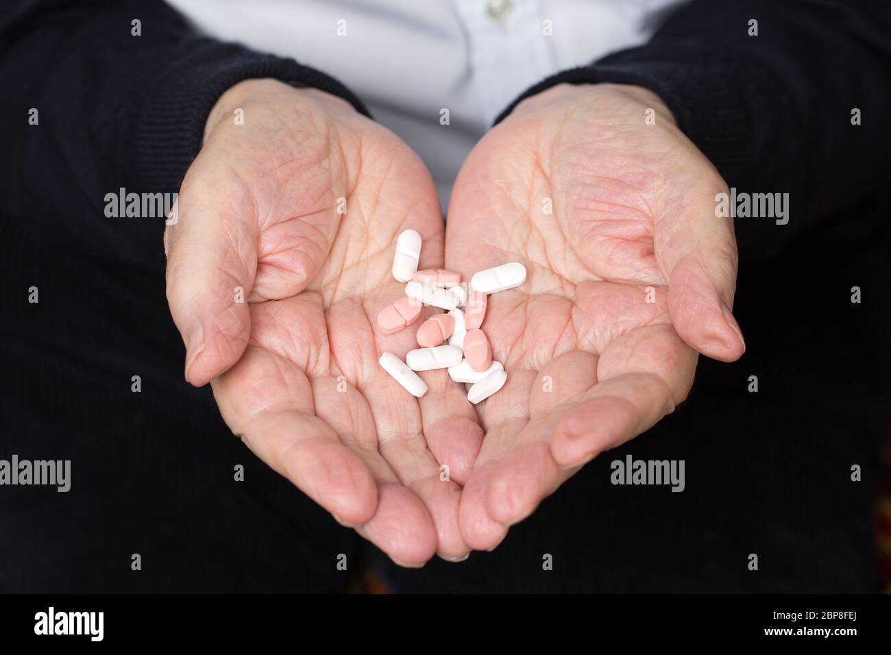 Hände eines Seniors Tabletten mit, Thema Gesundheit Krankheit im Alter und Medikamente Foto Stock