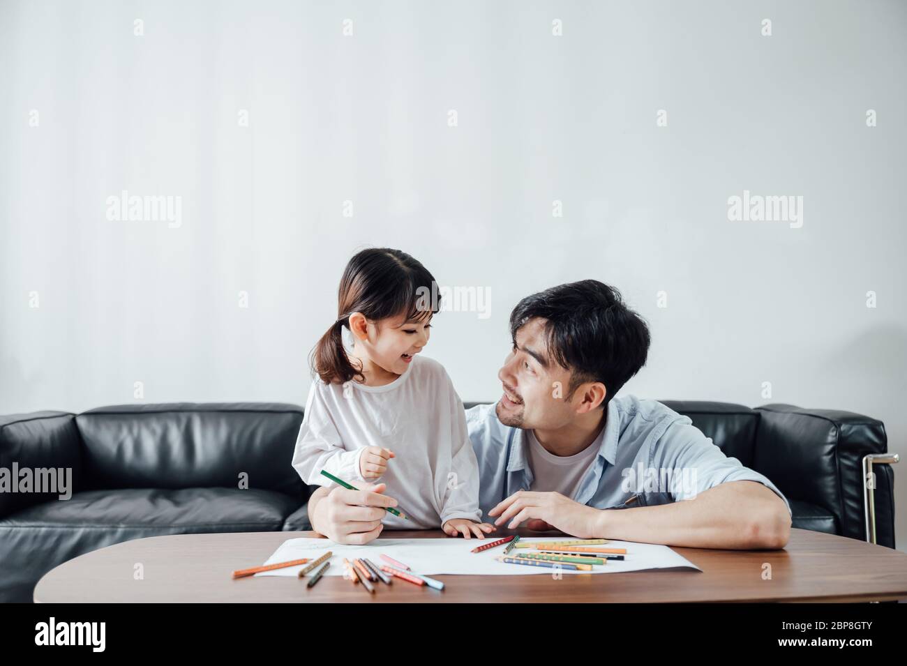 Padre e figlia a casa pittura Foto Stock