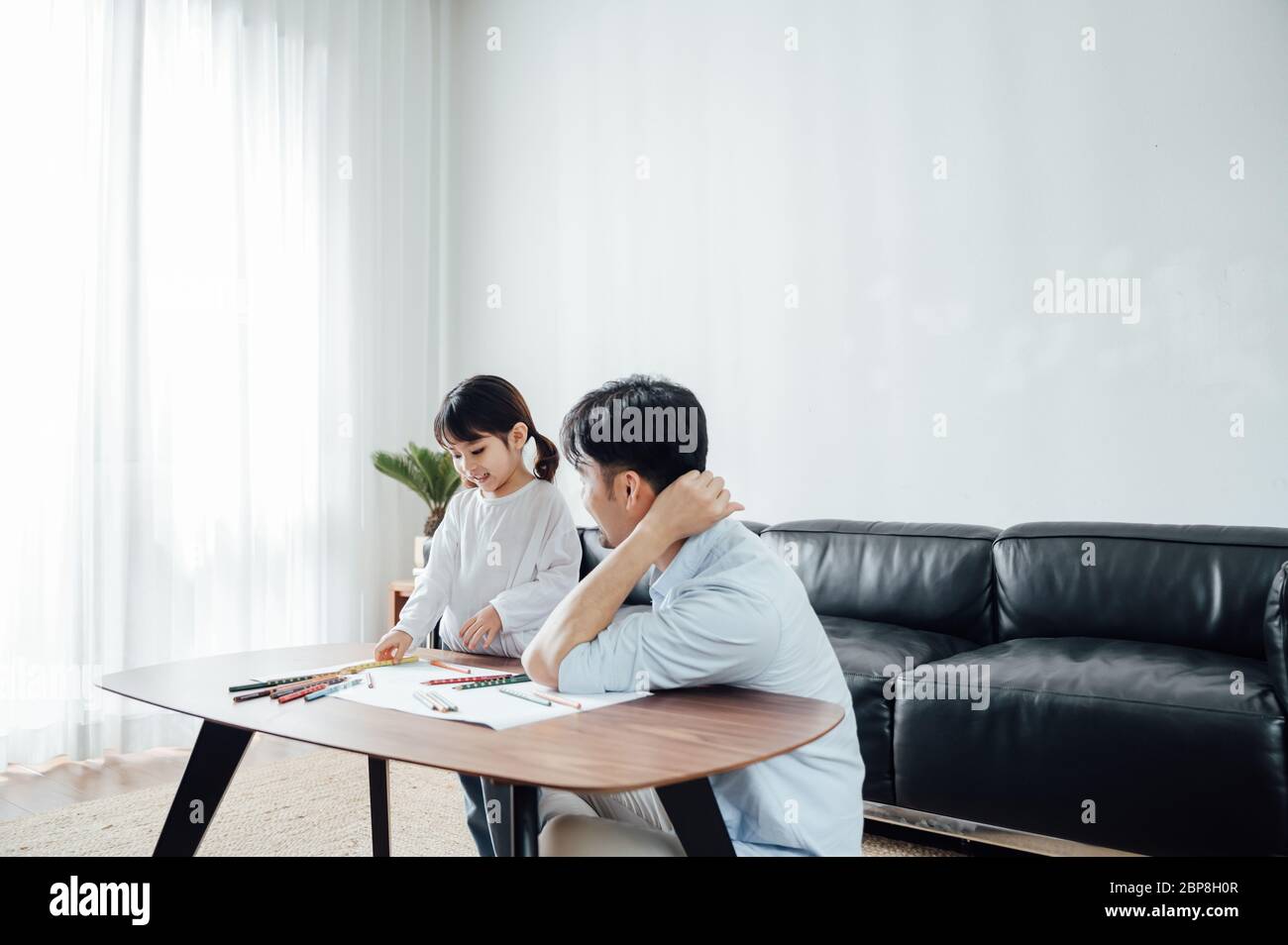 Padre e figlia a casa pittura Foto Stock