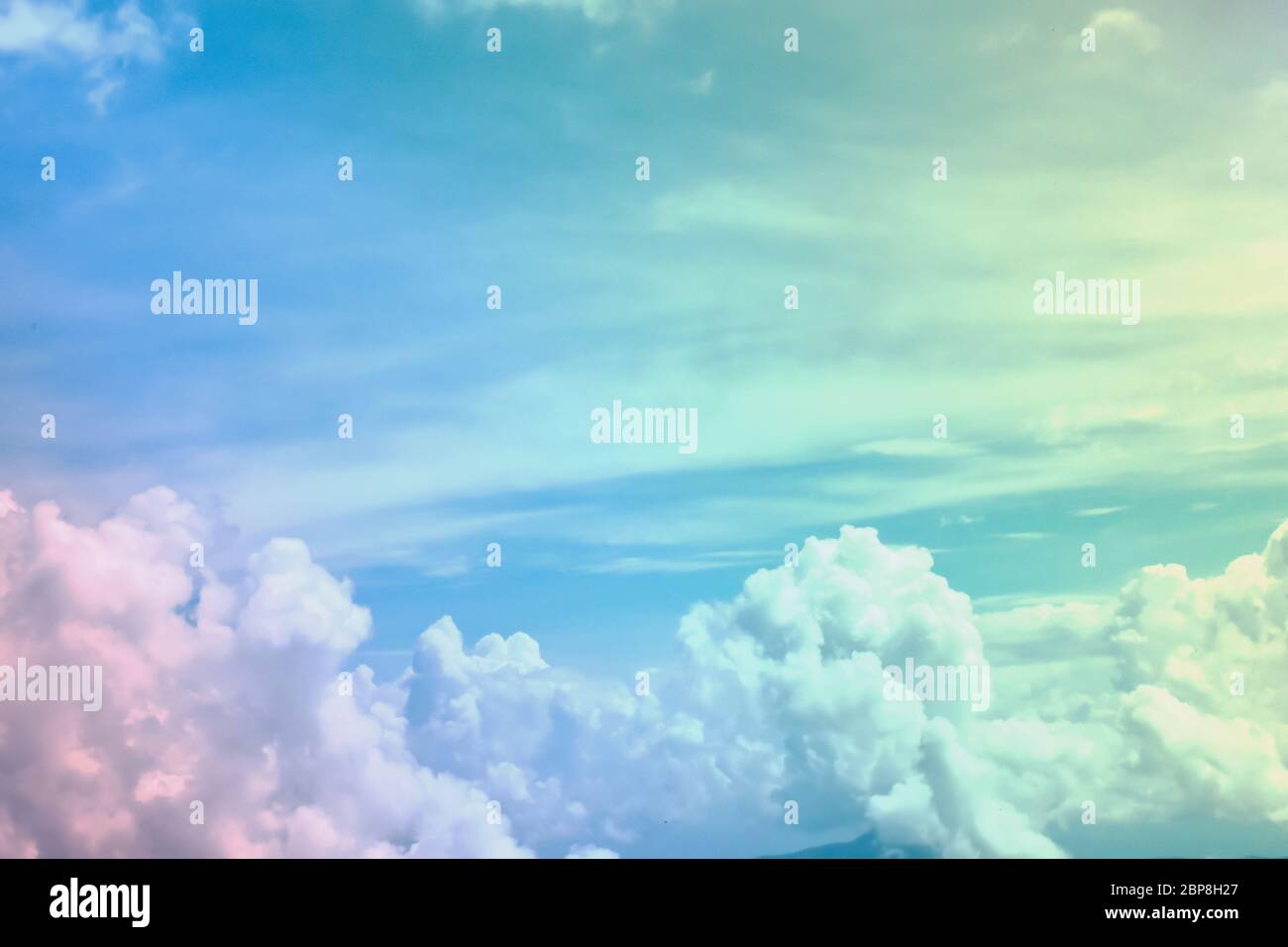 Sole nuvole cielo con un colore pastello morbido. Astratto sfumato sfumato sfumatura ciano della natura del cielo. Foto Stock