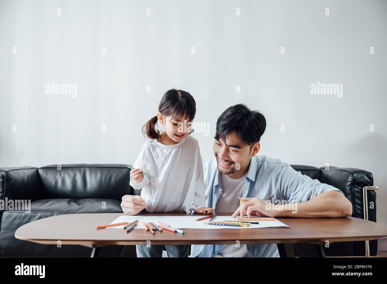Padre e figlia a casa pittura Foto Stock
