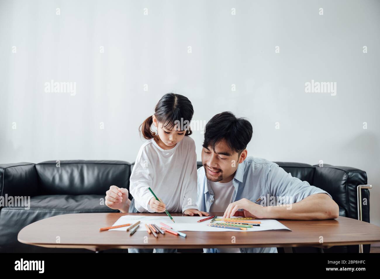 Padre e figlia a casa pittura Foto Stock