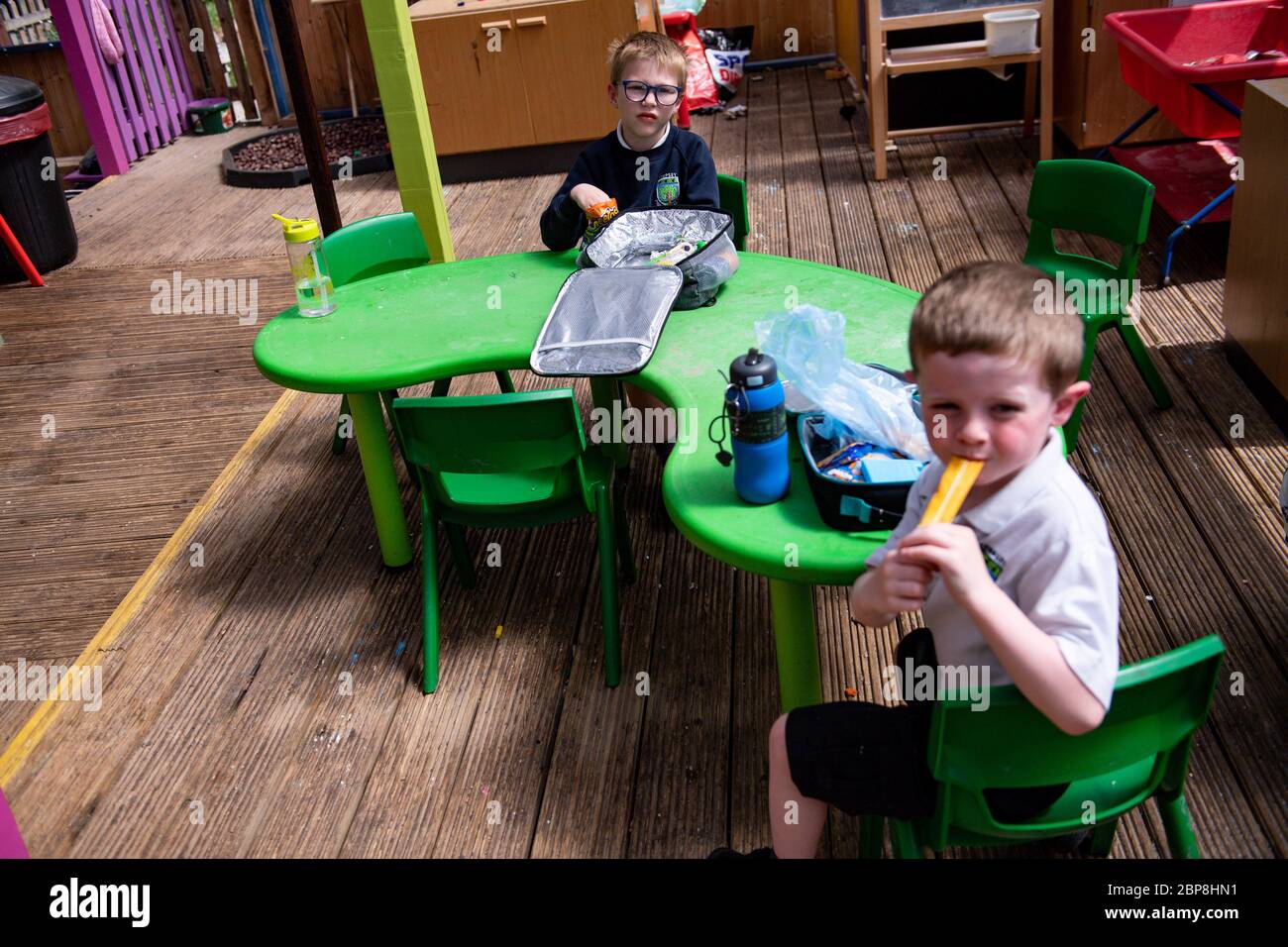 I bambini dei lavoratori essenziali mangiano il pranzo in posizioni segregate alla scuola primaria di Kempsey in Worcester. Gli alunni delle scuole materne e delle scuole elementari potrebbero tornare alle classi dal 1° giugno, dopo l'annuncio dei piani di riapertura graduale delle scuole. Foto Stock