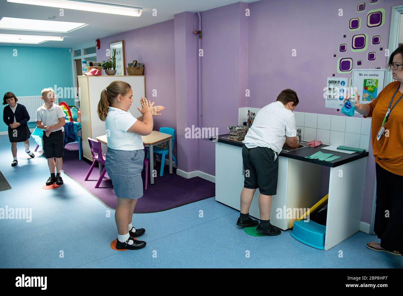 I bambini si attengono a un sistema di semafori per la distanza sociale quando lavano le mani alla scuola primaria Kempsey di Worcester. Gli alunni delle scuole materne e delle scuole elementari potrebbero tornare alle classi dal 1° giugno, dopo l'annuncio dei piani di riapertura graduale delle scuole. Foto Stock