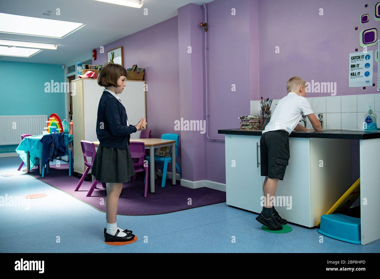 I bambini si attengono a un sistema di semafori per la distanza sociale quando lavano le mani alla scuola primaria Kempsey di Worcester. Gli alunni delle scuole materne e delle scuole elementari potrebbero tornare alle classi dal 1° giugno, dopo l'annuncio dei piani di riapertura graduale delle scuole. Foto Stock