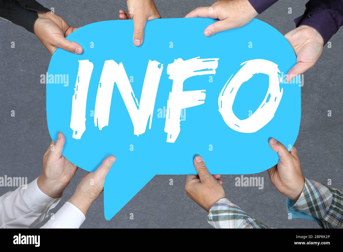 Gruppe Menschen halten mit Hände das Wort Info Infos Informazioni Informationen News Nachrichten Konzept Foto Stock