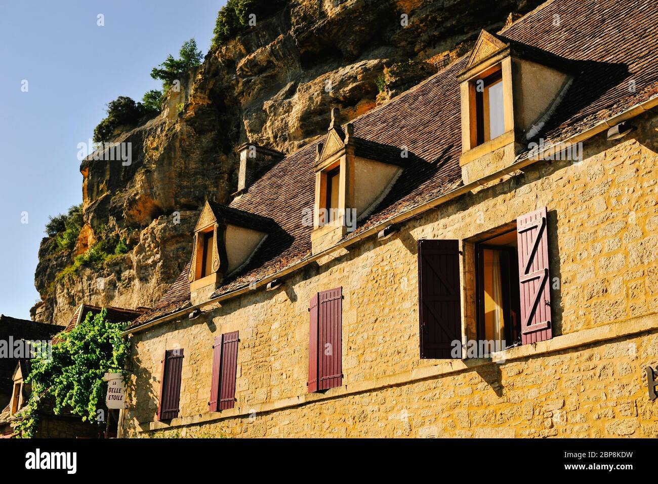 Le finestre persiane su Hotel la Belle Etoile uno dei più bei villaggi di Francia la Roque-Gageac in serata sole estivo – Foto data S Foto Stock