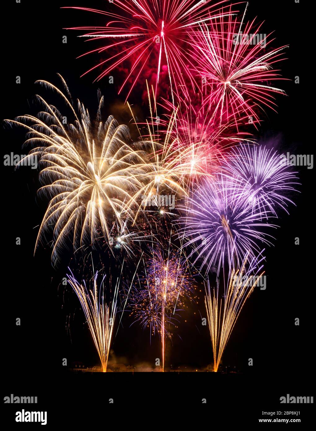 Splendidi fuochi d'artificio su sfondo nero, ideale per il Nuovo Anno o altri eventi e celebrazioni, formato verticale Foto Stock