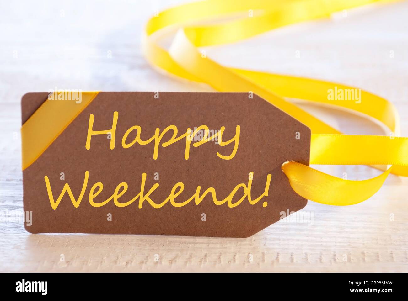Etichetta con testo in inglese Happy Weekend. Bianco sullo sfondo di legno. Carta per stagioni saluti o auguri di Buona Pasqua Foto Stock