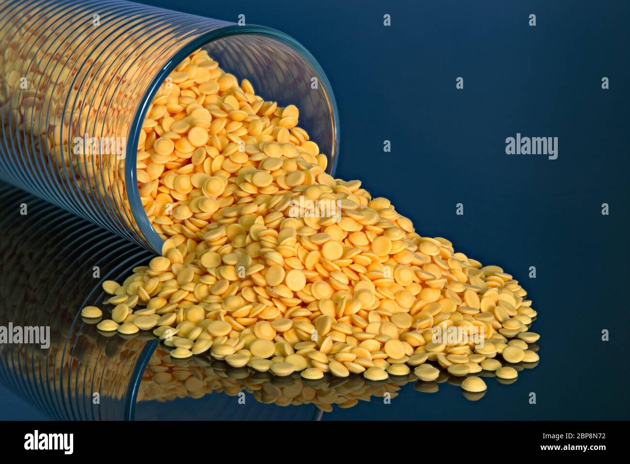 Perline di polipropilene pellet di plastica blu su sfondo colorato. Foto Stock
