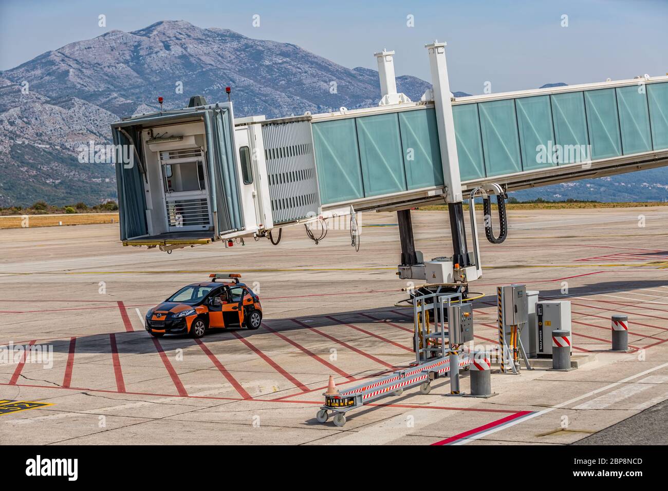 Passinger imbarco ponte presso l'aeroporto di Dubrovnik Croazia Foto Stock