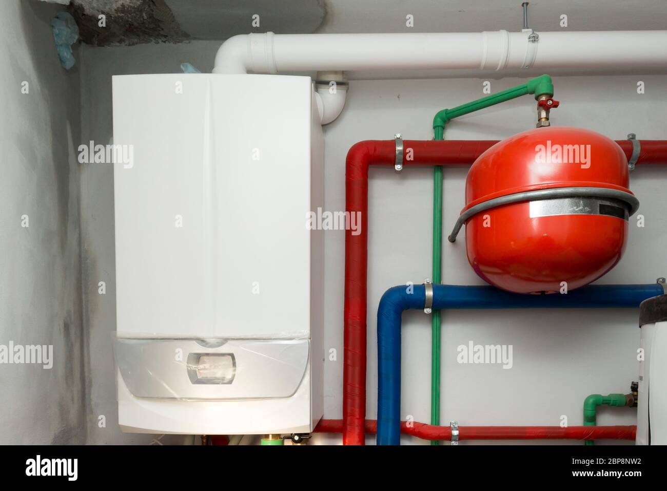 Caldaia a condensazione del gas nella camera di caldaia Foto Stock