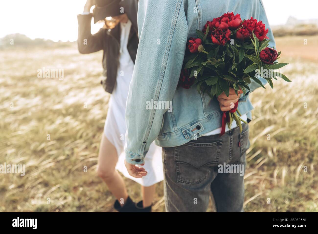 Bouquet di peonie nelle mani. Foto Stock