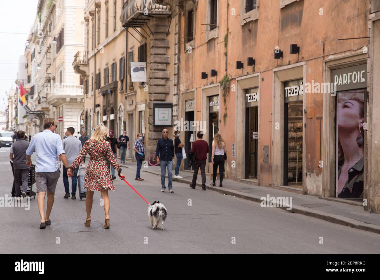 Roma, Italia. 18 maggio 2020. Oggi, lunedì 18 maggio 2020, i negozi di abbigliamento di Roma si sono riaperti, con le misure di sicurezza che devono rispettare per la pandemia di Covid-19 (Foto di Matteo Nardone/Pacific Press) Credit: Pacific Press Agency/Alamy Live News Foto Stock