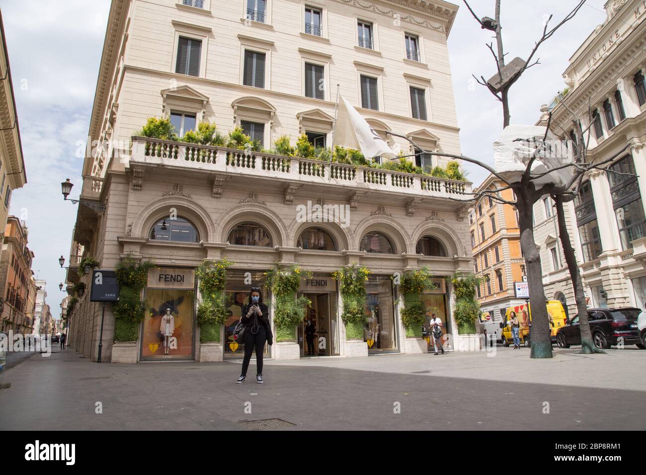 Roma, Italia. 18 maggio 2020. Oggi, lunedì 18 maggio 2020, i negozi di abbigliamento di Roma si sono riaperti, con le misure di sicurezza che devono rispettare per la pandemia di Covid-19 (Foto di Matteo Nardone/Pacific Press) Credit: Pacific Press Agency/Alamy Live News Foto Stock