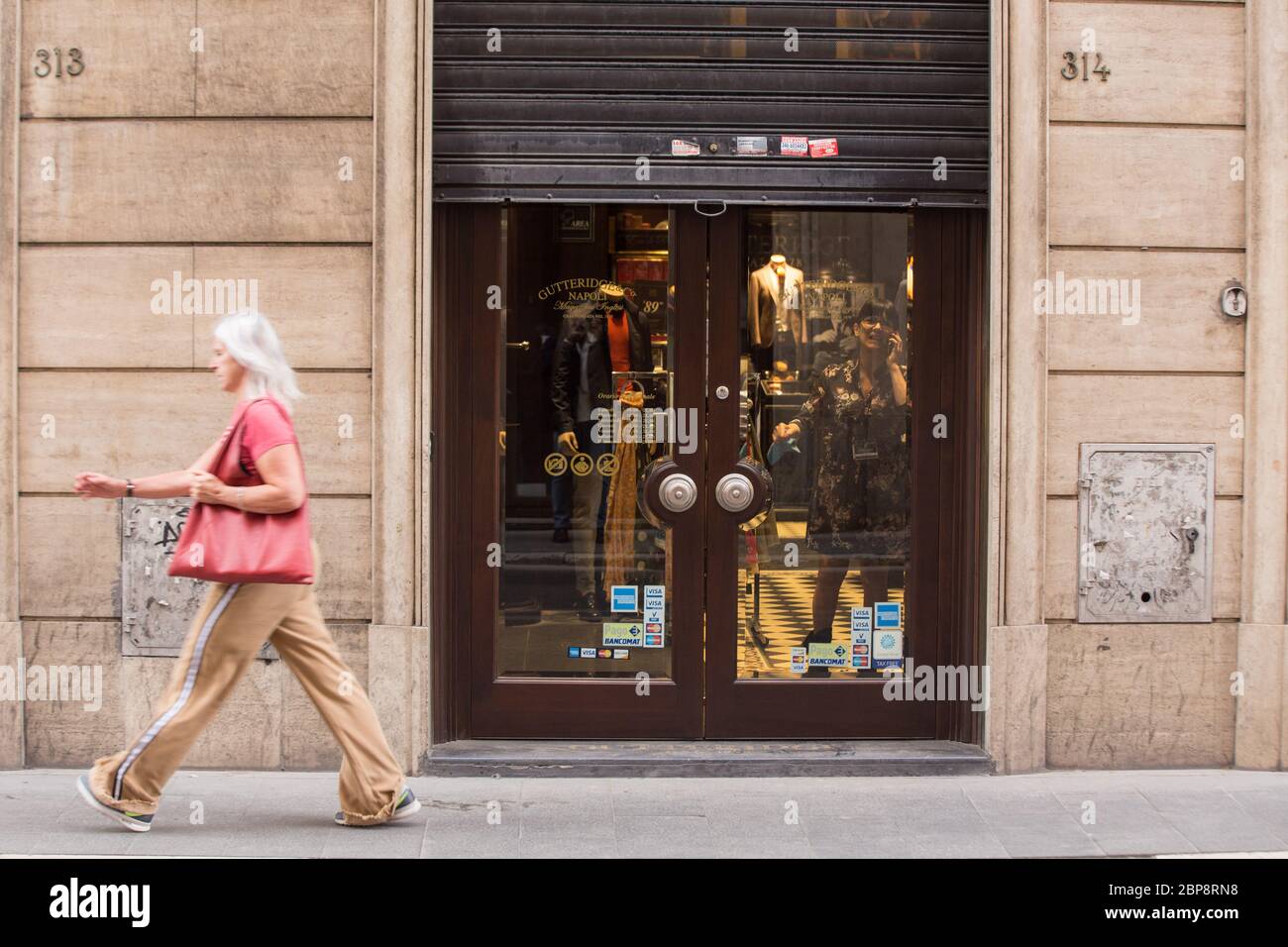 Roma, Italia. 18 maggio 2020. Oggi, lunedì 18 maggio 2020, i negozi di abbigliamento di Roma si sono riaperti, con le misure di sicurezza che devono rispettare per la pandemia di Covid-19 (Foto di Matteo Nardone/Pacific Press) Credit: Pacific Press Agency/Alamy Live News Foto Stock