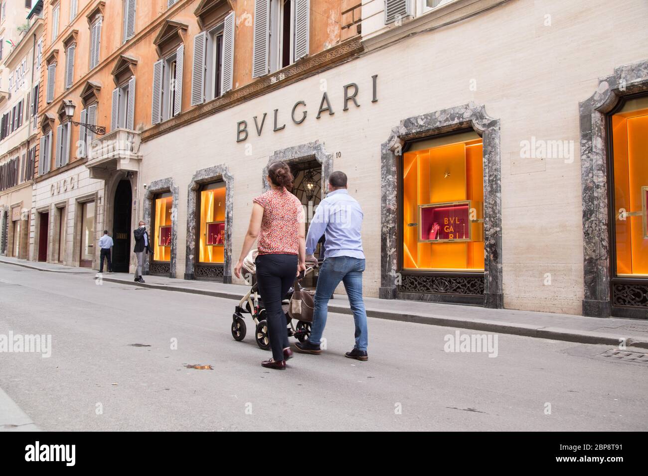 Roma, Italia. 18 maggio 2020. Oggi, lunedì 18 maggio 2020, i negozi di abbigliamento di Roma si sono riaperti, con le misure di sicurezza che devono rispettare per la pandemia di Covid-19 (Foto di Matteo Nardone/Pacific Press) Credit: Pacific Press Agency/Alamy Live News Foto Stock