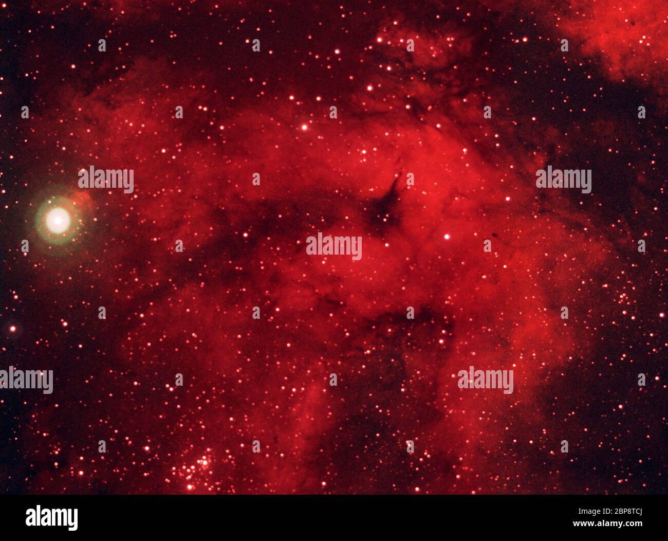 Nebulizzare attorno alla stella Sadr con il gruppo stellare NGC 6910 sottostante, con l'immagine di un filtro alfa idrogeno Foto Stock