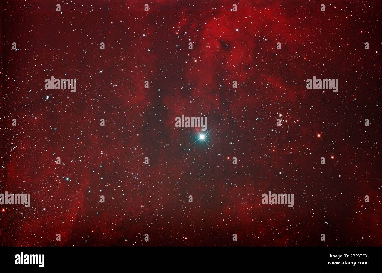 La stella Sadr e nelle nuvole di nebulosità con il gruppo stellare NGC 6910 Foto Stock