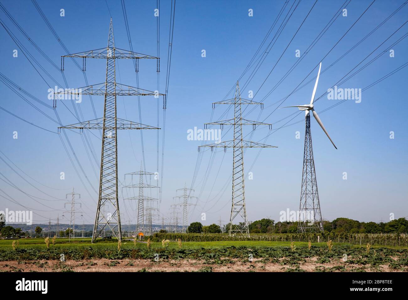 Linee elettriche ad alta tensione e centrale eolica a Bornheim, vicino a Bonn, Renania Settentrionale-Vestfalia, Germania. Hochspannungsleitungen und Windkraftanlage in B. Foto Stock