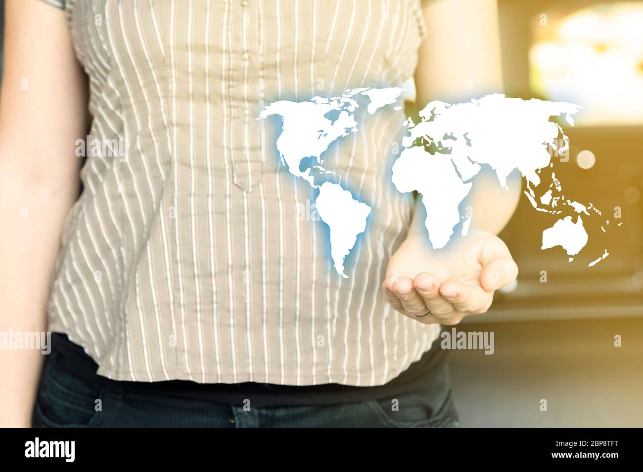 Donna che tiene con mano terra mappa disegno. Concetto internazionale globale Foto Stock