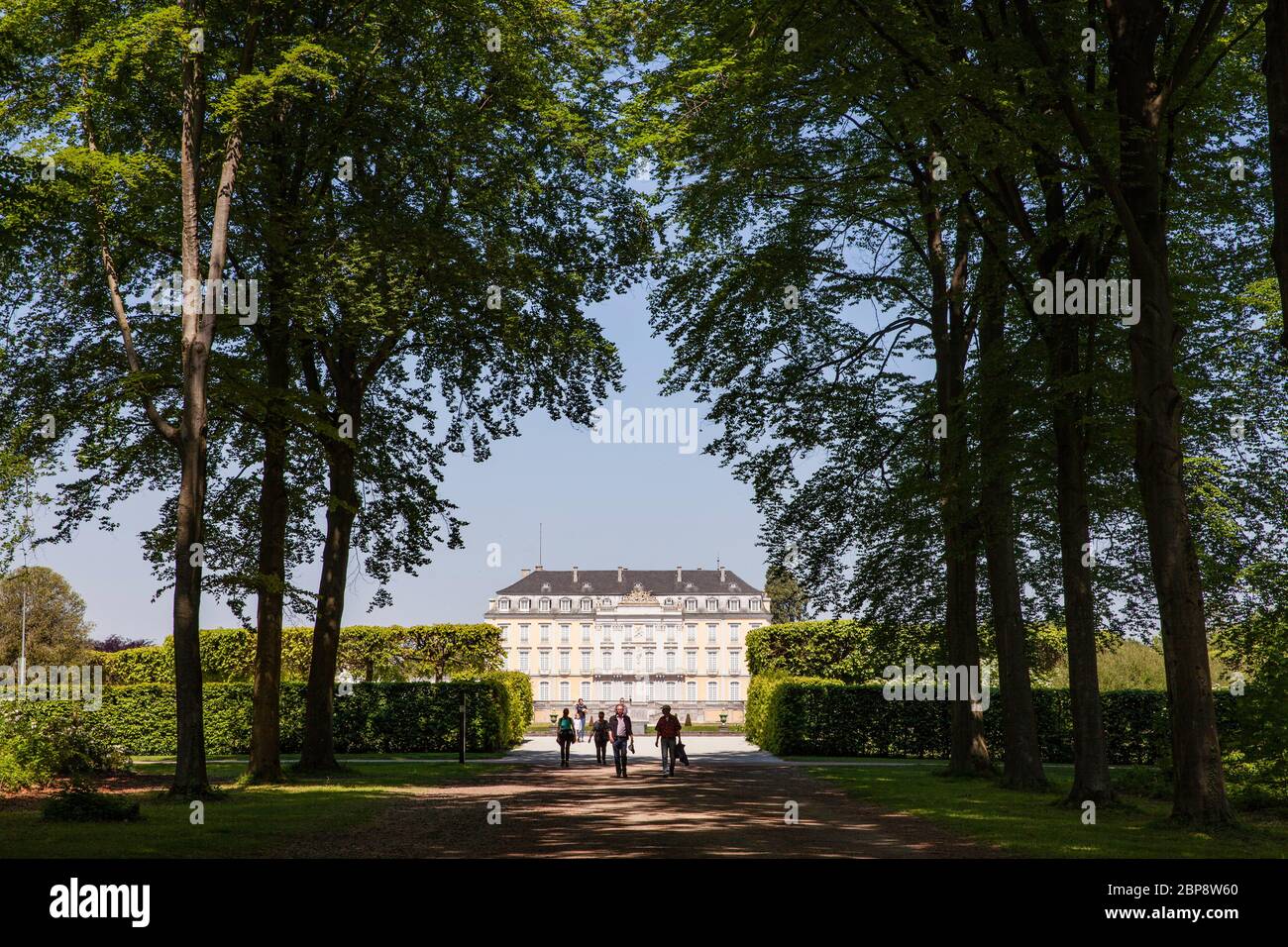 castello Augustusburg a Bruehl vicino Bonn, facciata sud e giardino barocco palazzo, Nord Reno-Westfalai, Germania. Schloss Augustusburg a Bruehl bei Foto Stock